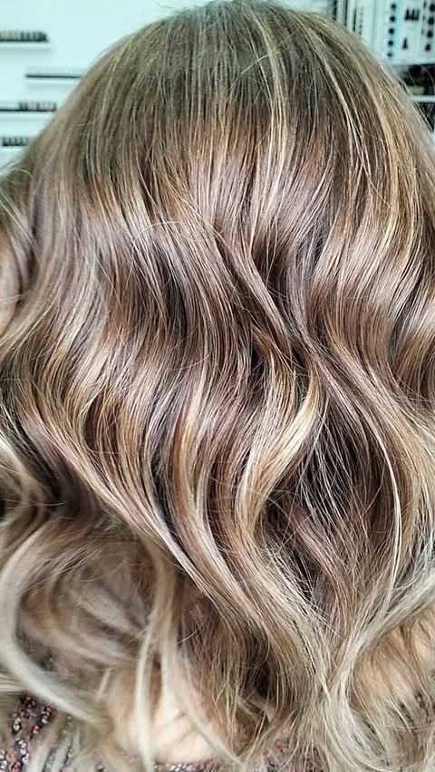 Balayage blond lucrat la Prestige Salon — detaliu de textură a părului