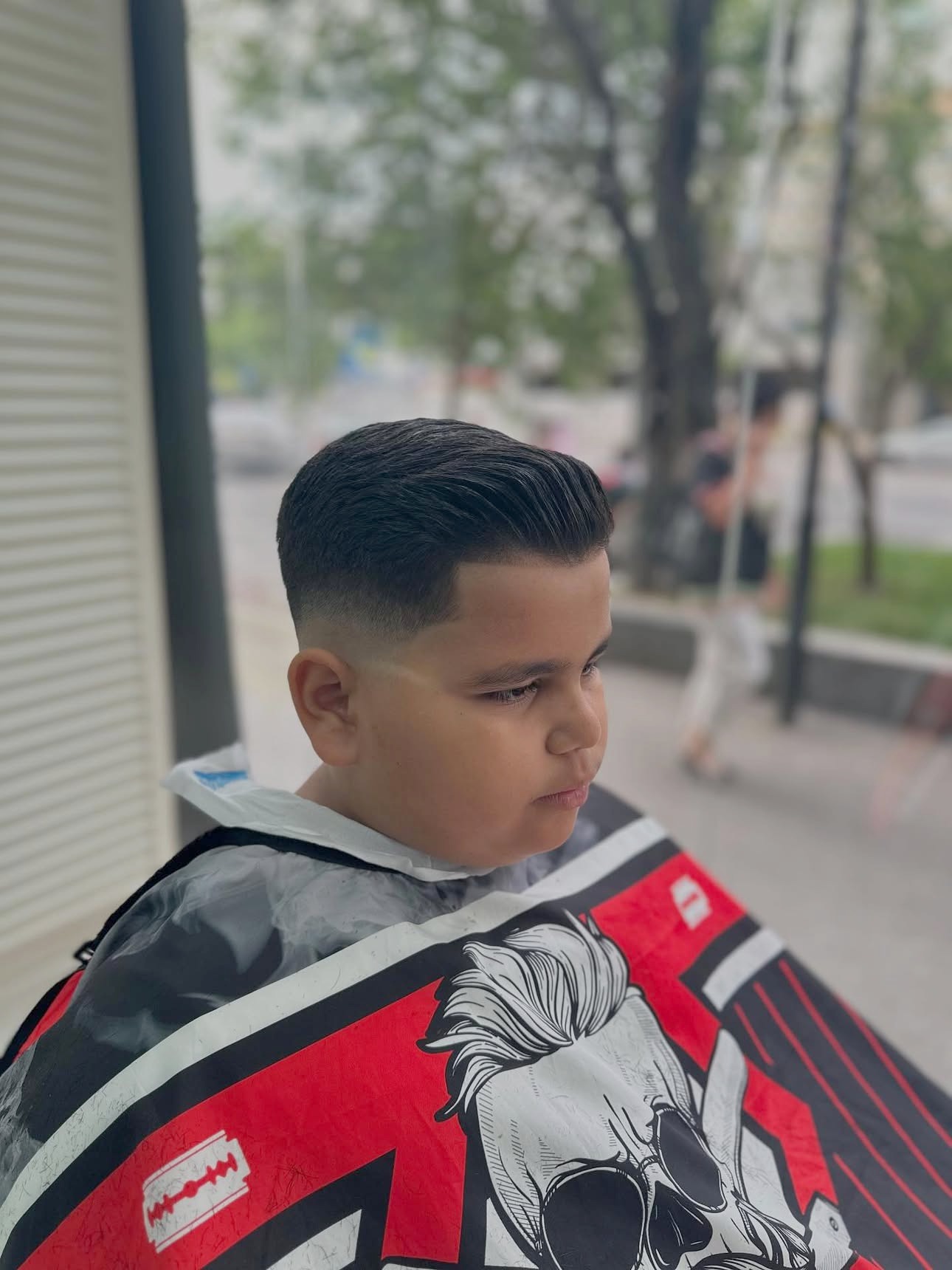 Băiețel cu tunsoare pompadour și fade
