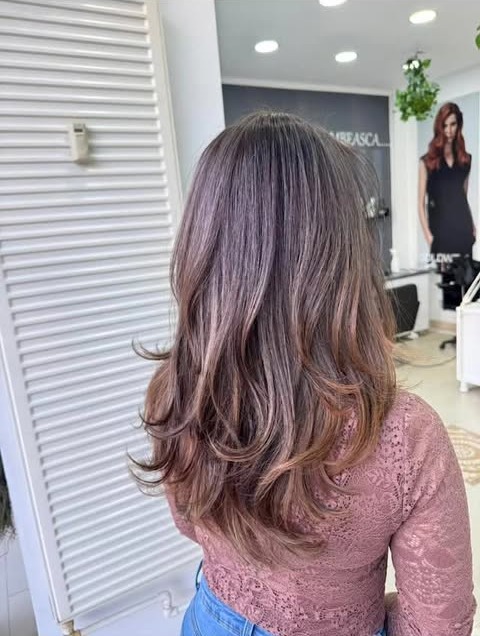 Tunsoare brunetă în straturi, cu volum natural