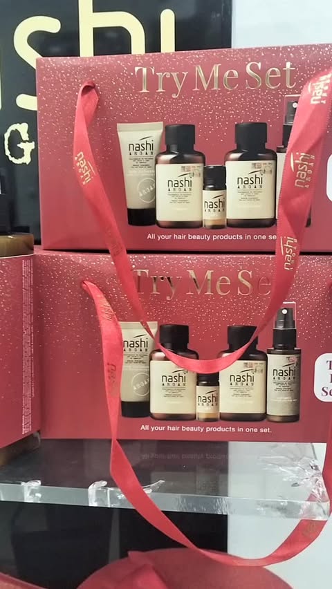 Raft cu produse Nashi Argan expuse în salon