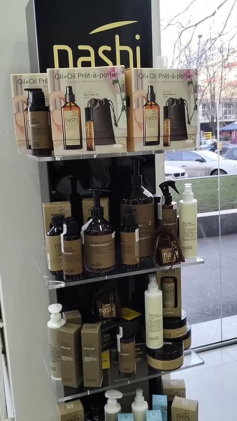 Gama de îngrijire Nashi Argan, flacoane aurii pe raft