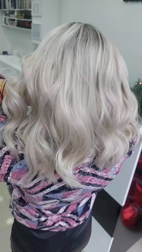 Valuri blond platinat cu strălucire rece