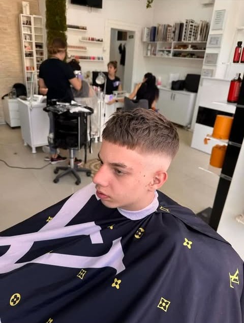Interiorul luminos al salonului, cu posturile de manichiură