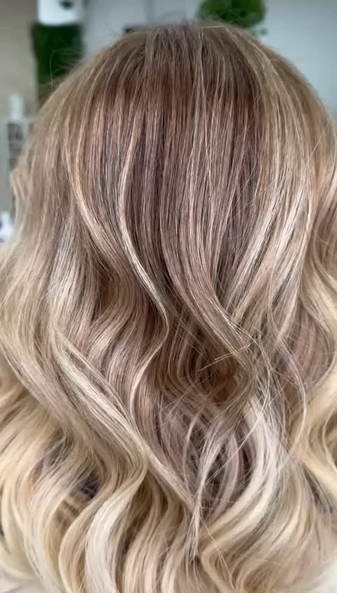 Blond vanilie luminos, păr lung și drept